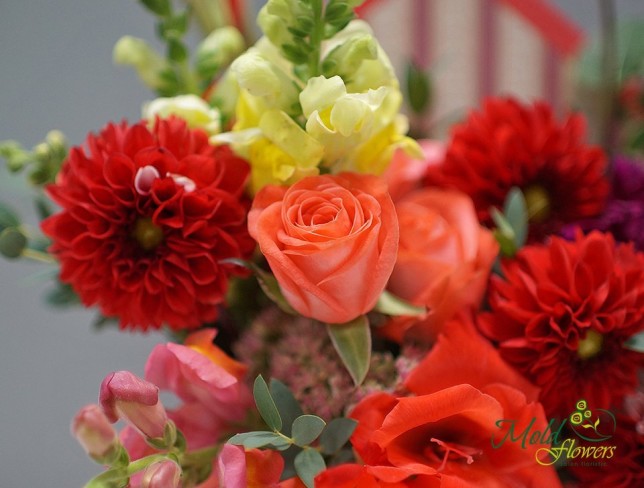 Конверт с розами, гладиолусом, гвоздикой и эвкалиптом Фото